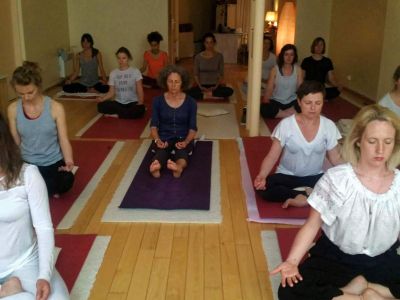 Salle de yoga - la percée de l'être -postures 4