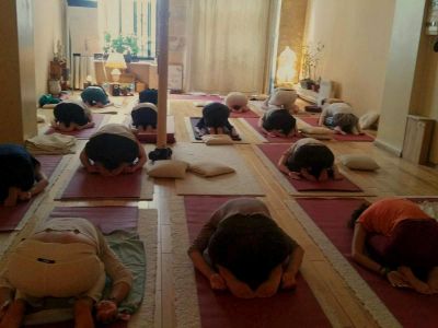 Salle de yoga - la percée de l'être -postures